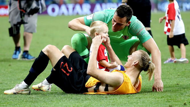 Vida celebra con su hijo el haber alcanzado las semifinales del Mundial de Rusia 2018.