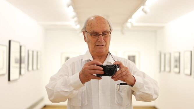 El director Carlos Saura, en la Fundación Cajasol, donde se exponen sus fotografías hasta el 2 de septiembre.