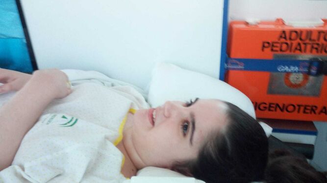 Alba sonriente durante el traslado en ambulancia del hospital de Jerez a Cádiz.