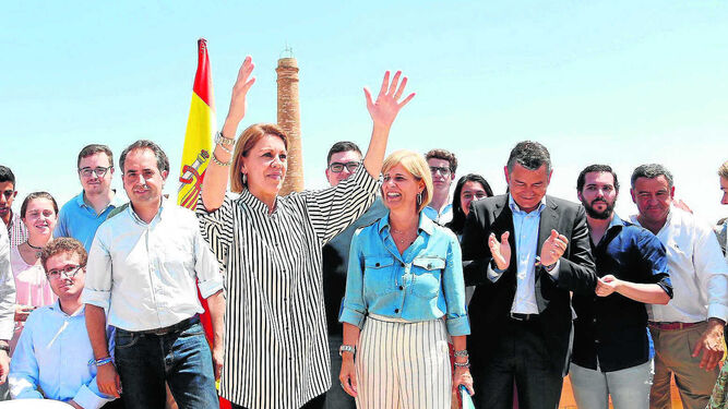 María Dolores de Cospedal, hace unos días junto a dirigentes locales y provinciales del partido en la sede del PP de Jerez.