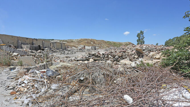 Una de las zonas de la antigua fábrica rodeada de escombros.