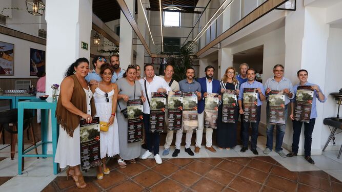 Foto de familia realizada ayer en las bodegas Fundador tras la presentación de la III Velada Flamenca a beneficio de la Ermita de San Telmo.