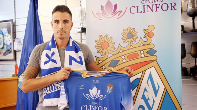 Andrés Salas, que posa con la camiseta azulina en su presentación, es uno de los nuevos refuerzos para la defensa del Xerez CD.