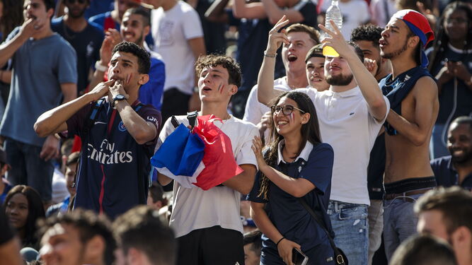 Varios jóvenes franceses siguen la semifinal en París.