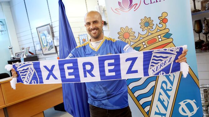 El central Dani Jurado posa sonriente tras su presentación con su nuevo equipo, el Xerez CD.