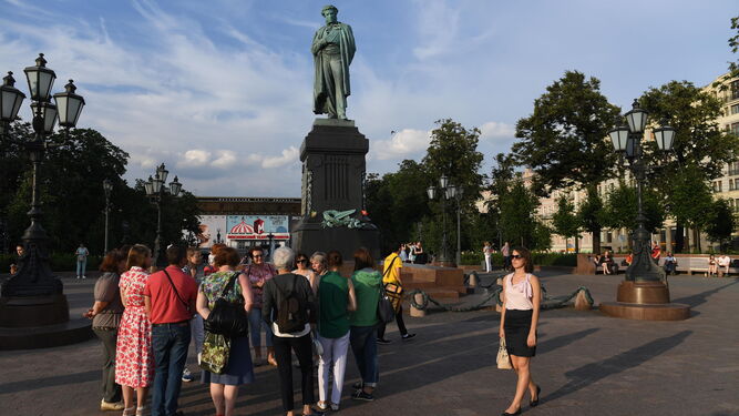 Un grupo de turistas, el pasado 29 de junio ante una estatua de Alexander Pushkin en Moscú.
