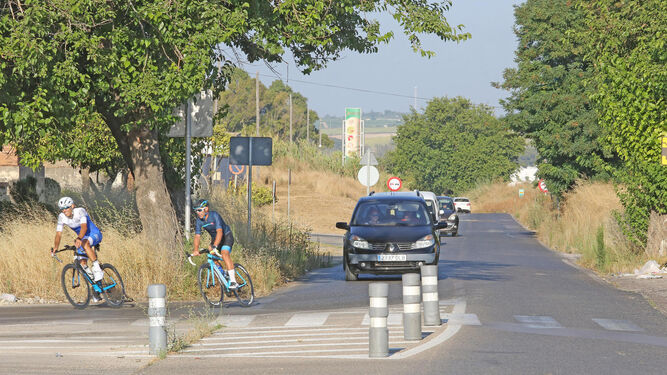 Dos ciclistas y varios conductores circulan ayer por el tramo donde dará comienzo la obra.