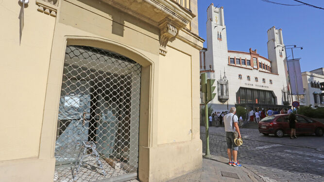 Vista de uno de los laterales de la tienda de Káhyra, que echó el cierre el pasado 26 de junio.