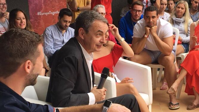 José Luis Rodríguez Zapatero participó ayer en una charla-coloquio del Summer Camp de los jóvenes socialistas europeos que se celebra en Rota.