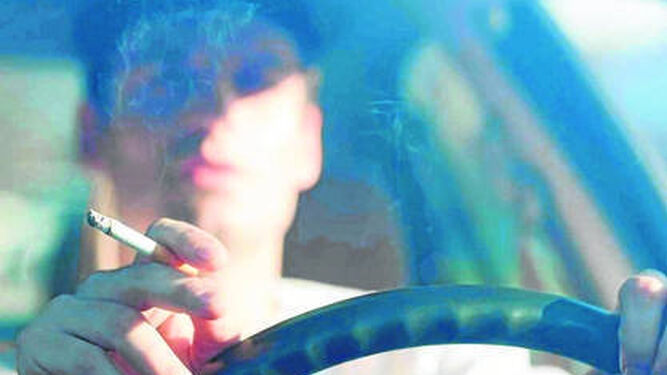La propuesta alude a la prohibición de fumar en vehículos como una medida de seguridad vial y medioambiental.