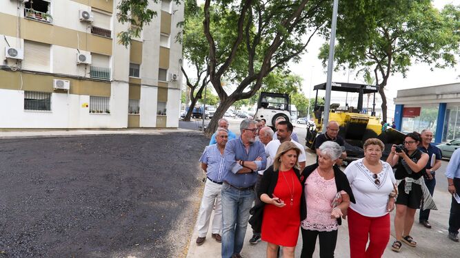 Mamen Sánchez y José Antonio Díaz visitando ayer la barriada La Granja.