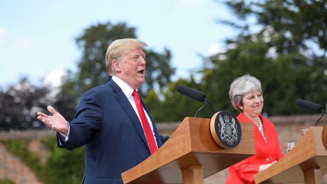 El presidente de EEUU, Donald Trump, y la primera ministra británica, Theresa May, tras mantener una reunión ayer en Chequers (Reino Unido).