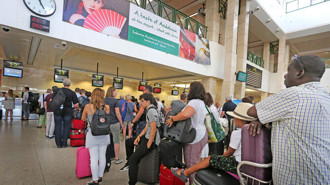Pasajeros hacen cola en la facturación de la terminal del aeropuerto de Jerez a comienzos de este mes.