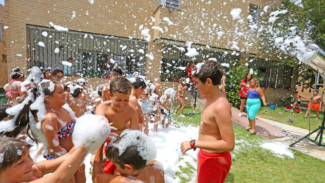 Los jóvenes de la III edición de los campamentos de verano disfrutan de la fiesta de la espuma.