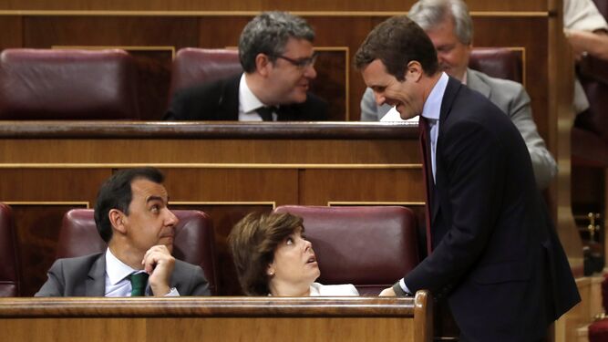 Soraya Sáenz de Santamaría mira con cara de sorpresa al otro candidato a la Presidencia del PP, Pablo Casado, ayer en el Pleno del Congreso.