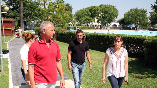 Un instante de la visita días atrás de Laura Álvarez y José Antonio Díaz a Piscinas Jerez.