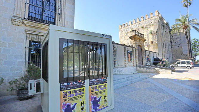 Un turista observa días atrás la zona en la que se celebran los conciertos en el recinto del Alcázar.