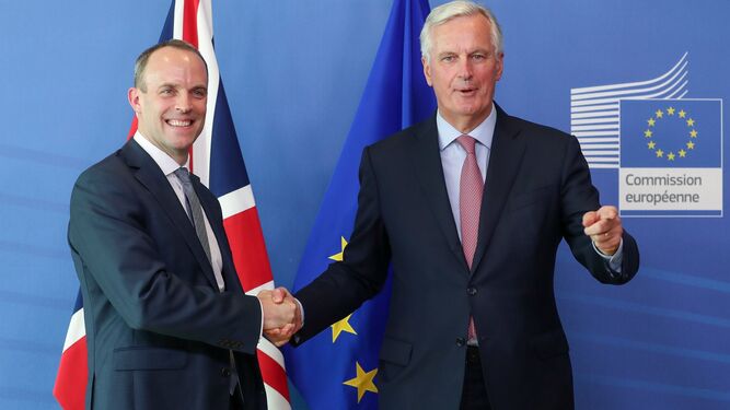 El nuevo ministro británico para el 'Brexit', Dominic Raab, saluda a su homólogo de la UE, Michel Barnier, ayer en Bruselas.