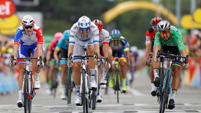 El eslovaco del Bora Peter Sagan vence al sprint en la decimotercera etapa del Tour a Alexander Kristoff y al campeón francés Arnaud Demare.