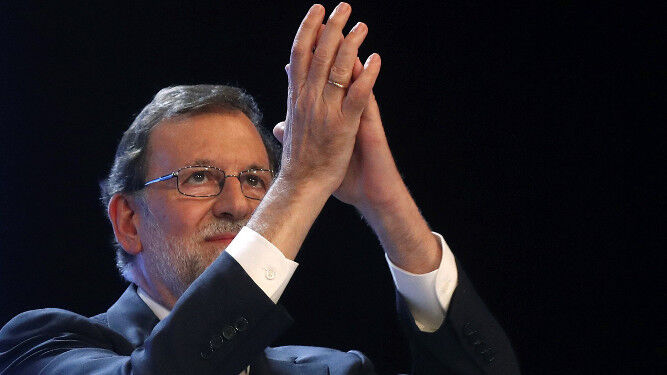Rajoy agradece el apoyo durante su intervención.