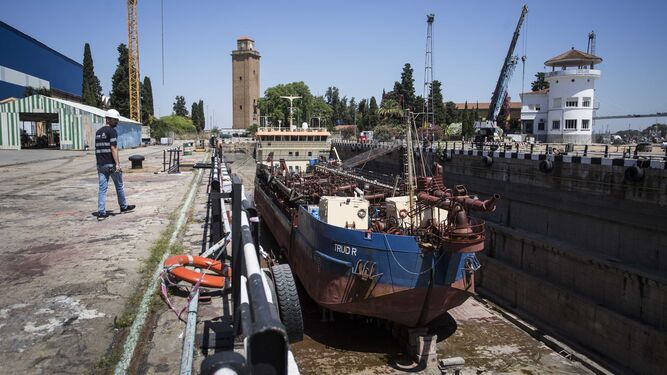 Instalaciones de Astilleros del Guadalquivir con el buque TRUD R en reparación en el dique seco.