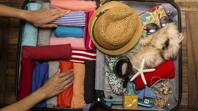 Lo más pesado debe ir al fondo del equipaje, para evitar estropear prendas.