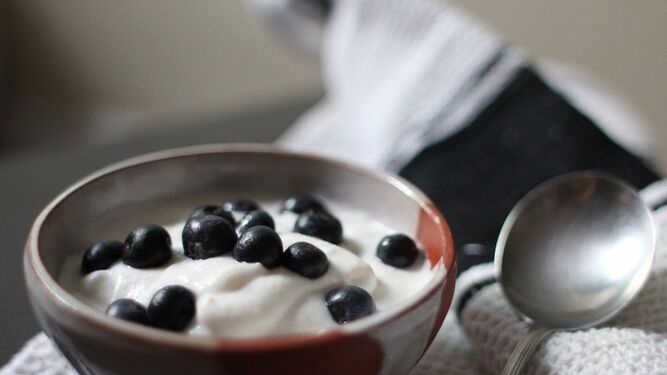 Una imagen de un yogur con fruta