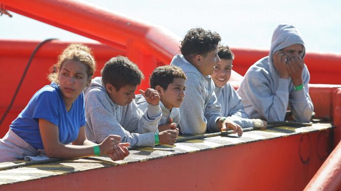 Algunos de los migrantes que Salvamento Marítimo desembarcó ayer en Algeciras.