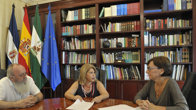 La alcaldesa dialoga con Lola Rueda ante la atenta mirada de Carmelo García Barroso.