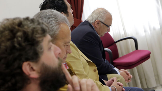 Pedro Pacheco y Luis Cruz, sentados en el banquillo durante la sesión del 12 de junio del juicio por el caso 'Huertos de Ocio'.