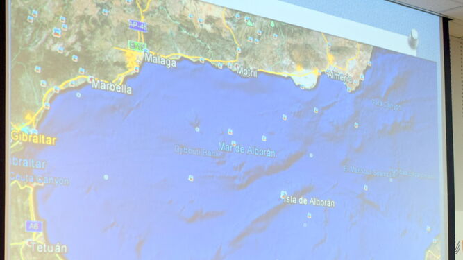 Luis Romero ante un mapa satelital del Estrecho de Gibraltar, en un momento de su intervención en el curso.