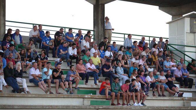 Numerosos aficionados se dieron cita en el Navarro Flores para ver en acción a azulinos y verderones.