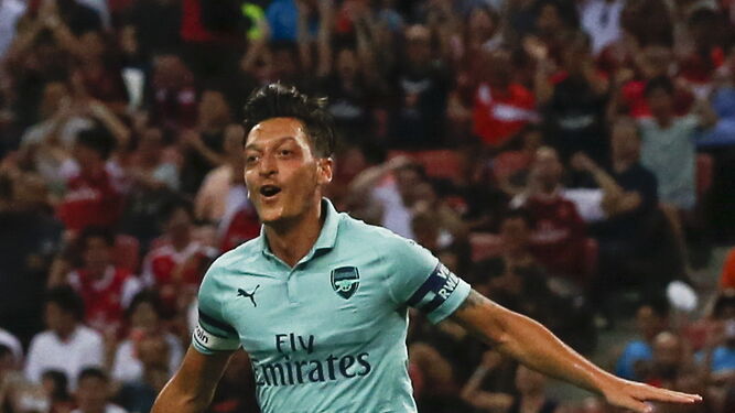 Mesut Özil celebra el gol que consiguió ayer frente al PSG.