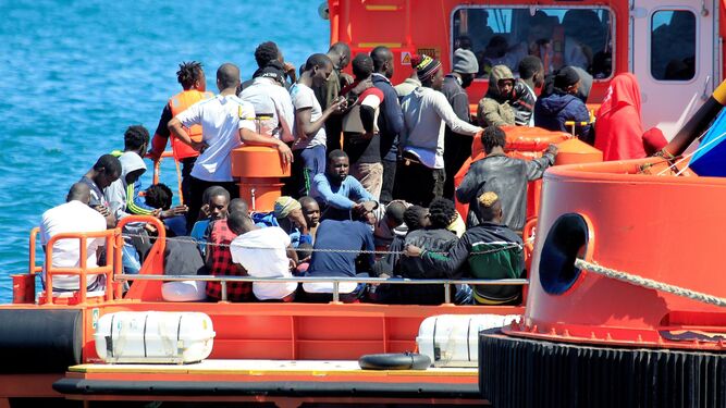 Varios de los migrantes trasladados hoy a Algeciras.