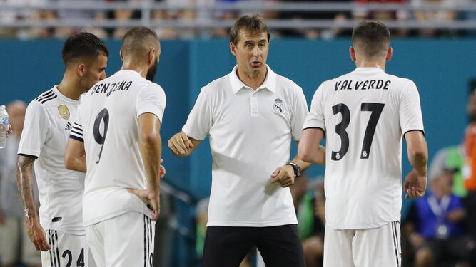 Julen Lopetegui da instrucciones a Ceballos, Benzema y el uruguayo Valverde durante el encuentro ante el Manchester United.