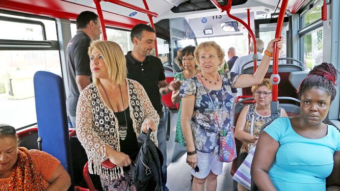 Mamen Sánchez y José Antonio Díaz montados ayer en un nuevo autobús.