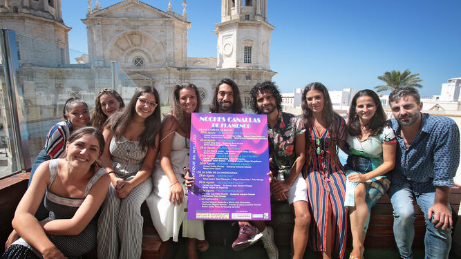 Eduardo Guerrero (centro) con Carolina González, responsable del Centro Municipal de Arte Flamenco La Merced, y algunos de los artistas de la cita.