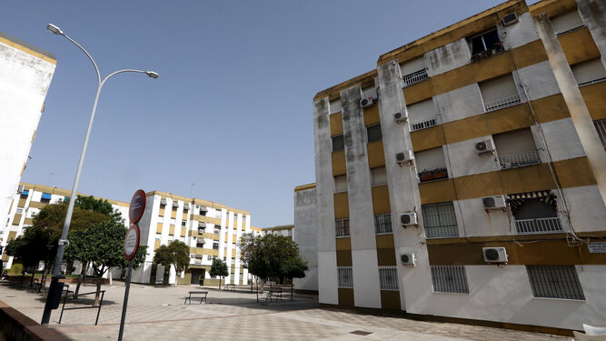 Vista de la plaza Benamahoma de La Granja, donde se instalarán ascensores en tres bloques de pisos.