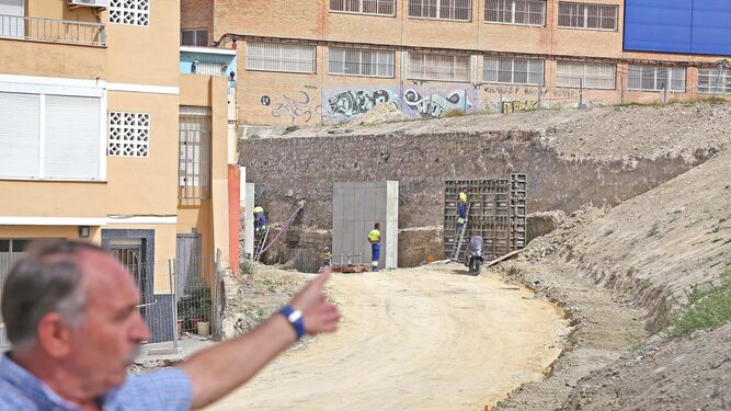 Dos obreros durante la construcción de uno de los muros de la nueva vía.