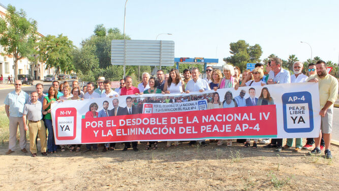 Vecinos y políticos, entre ellos,  Dolores López, Virginia Pérez, y Antonio Sanz, con la pancarta