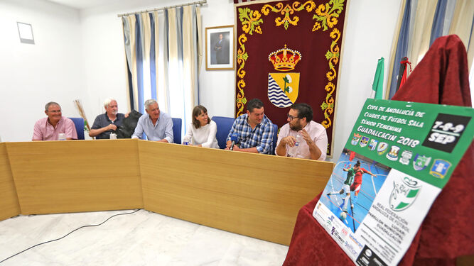 Diego Osorio, Luis Delgado, Juan Antonio Bernal, Laura Álvarez, Salvador Ruiz y Jaime Armario, ayer en el Ayuntamiento de Guadalcacín.