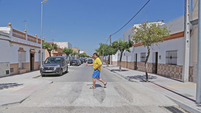 Antonio Amarillo, vecino de la calle Huerto del Juncal, cambia de provincia con tan solo cruzar de una acera a otra en la avenida de Cádiz de El Cuervo.