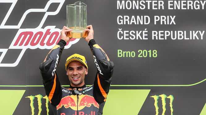 Oliveira celebra su triunfo en Moto2