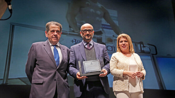 La alcaldesa entrega el premio a Benjamín Ruiz en la gala del año pasado.