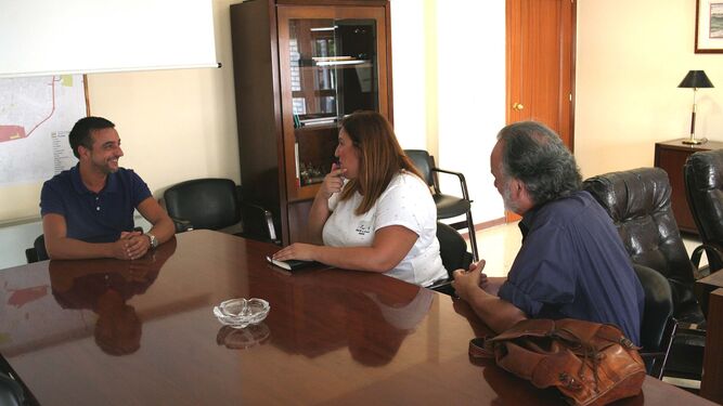 Un momento de la reunión de José Antonio Díaz con algunos de los afectados de Idental en Jerez.
