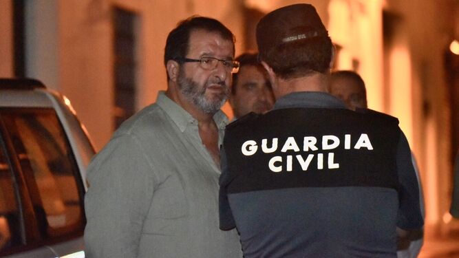 El alcalde de Carmona, Juan Ávila, atiende a la prensa tras el crimen.