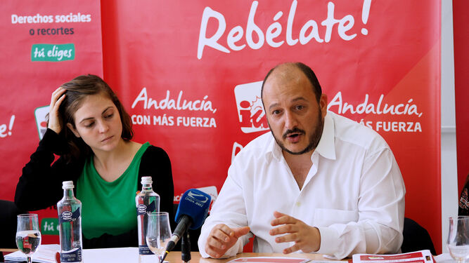Ana Fernández durante una comparecencia acompañada por Raúl Ruiz-Berdejo.