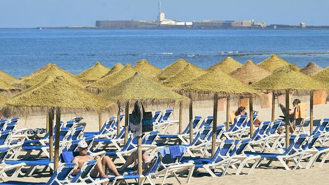 Turistas tomando el sol en la playa de La Victoria, en Cádiz, el pasado junio.