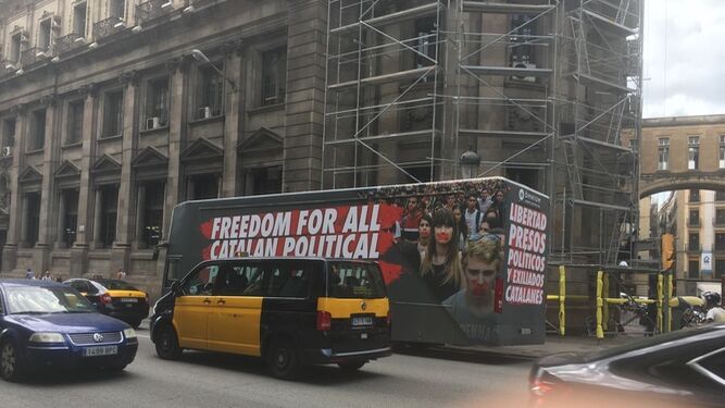 Un autobús de la campaña de Òmnium Cultural surcando ayer las calles de Barcelona.