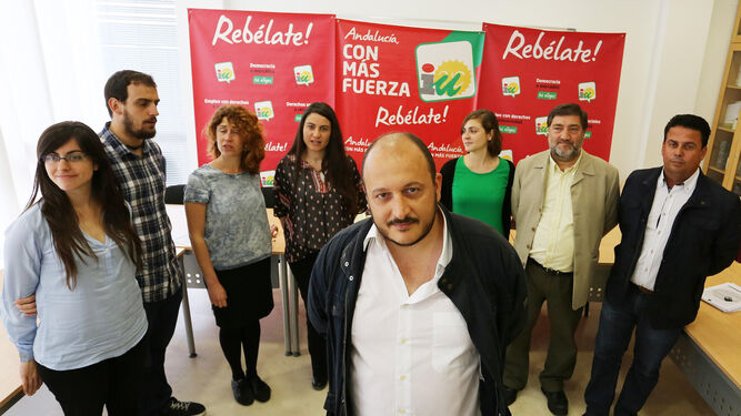 Raúl Ruiz-Berdejo posa antes de las municipales con las personas que ocuparon los puestos de salida en la lista de IU, incluida Ana Fernández.